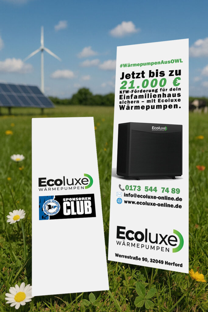 Zwei Werbebanner von Ecoluxe Wärmepumpen stehen auf einer blühenden Wiese vor Solar- und Windenergieanlagen im Hintergrund.