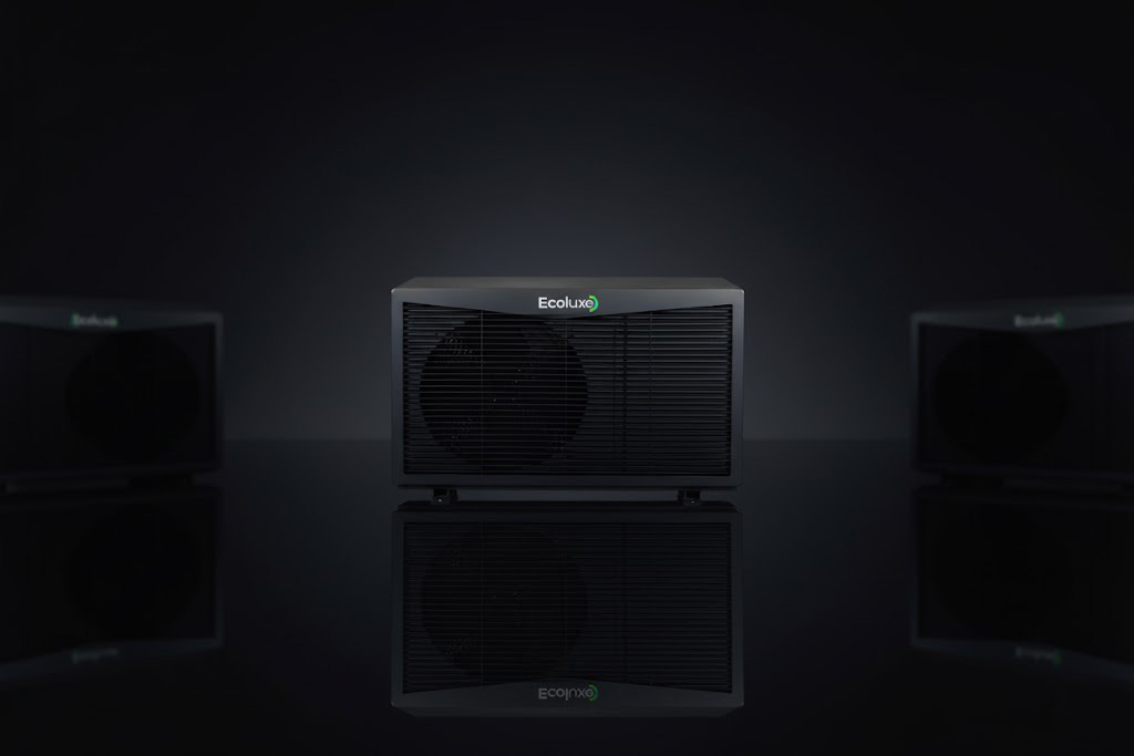 Schwarze Ecolux Wärmepumpe mittig mit grünem Logo und reflektierendem Boden
